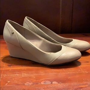 Life Stride nude wedges